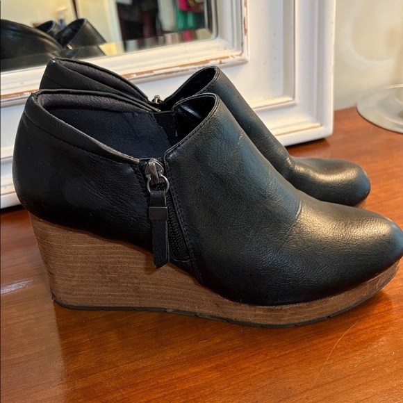 Dr. Scholl's Shoes - Dr. Scholl's Black and Brown Wedge Booties Size 9M